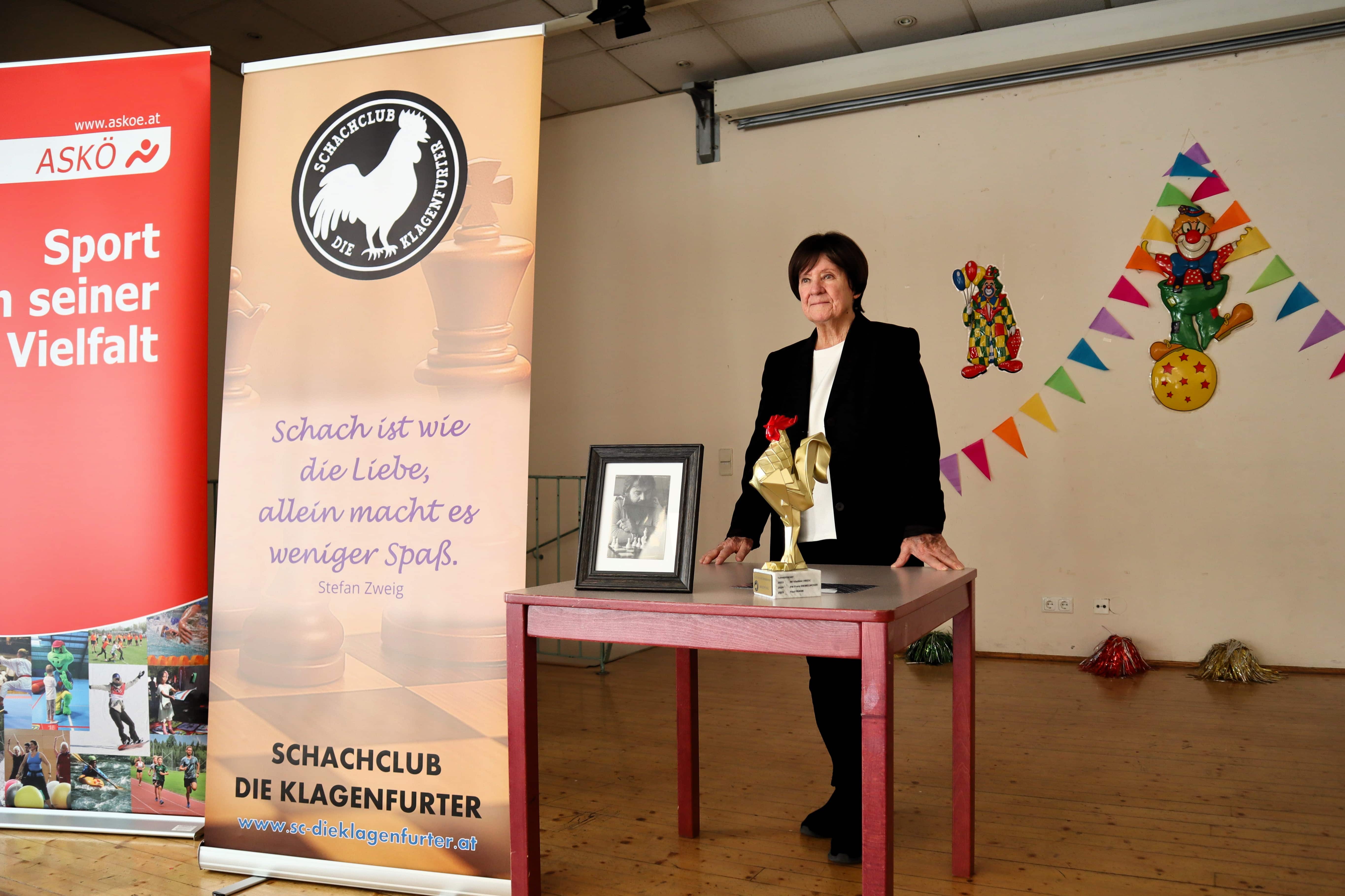 Helga Stangl erinnert in würdevollen Worten an ihren langjährigen Lebensgefährten Erich Schwarz, dem zu Ehren, dass Turnier stattfindet